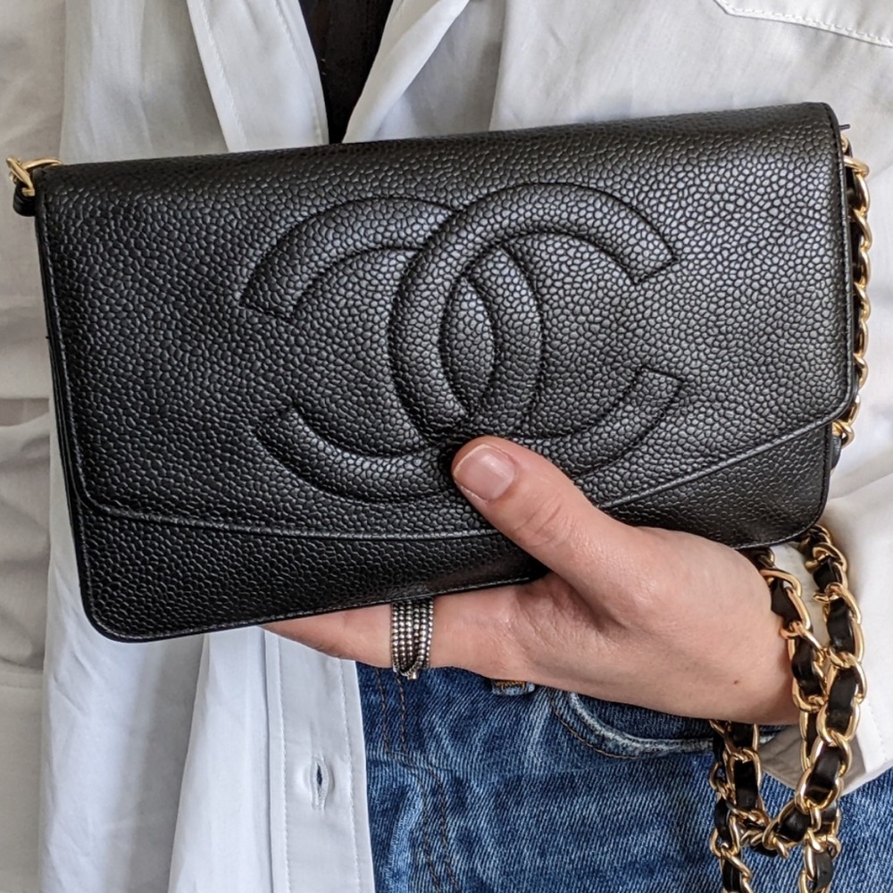 CHANEL Black Leather Shoulder Bag - Picture 3 of 16